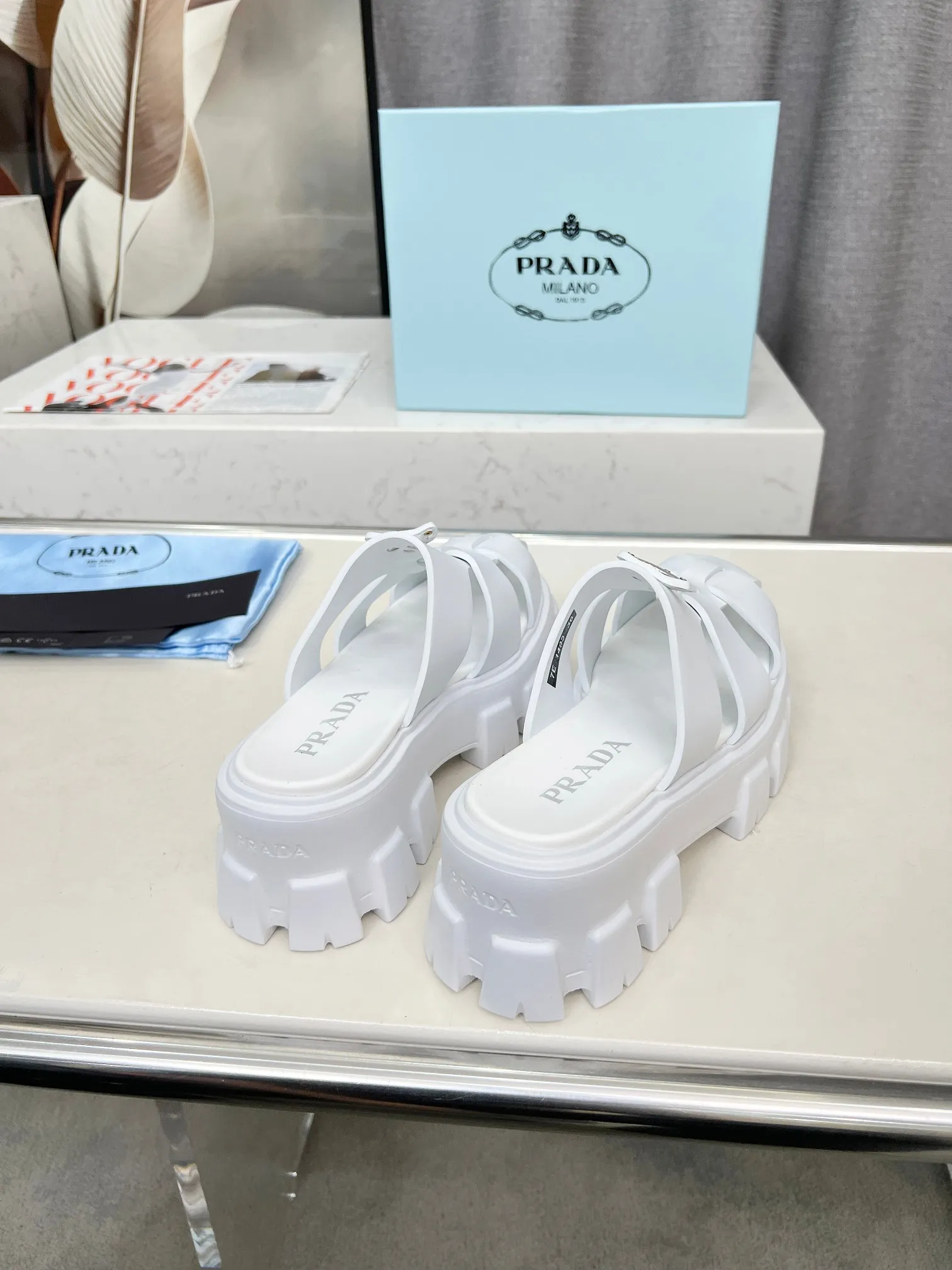 👟👟Ex-factory price 460👟👟 prada Roman shoes will definitely make you fall in love with them! The latest spring and summer sawtooth Roman braided thick-soled sandals E64, retro, fashionable and avant-garde gear teeth, 55mm thick-soled soles and uppers, making the whole pair of shoes light and comfortable. Bright colors, a variety of choices to satisfy fashionable people of different styles! The iconic metal triangle logo is paired with the shape of ancient beach sandals. Every design element is fashionable! Color: black and white Size: 35-41